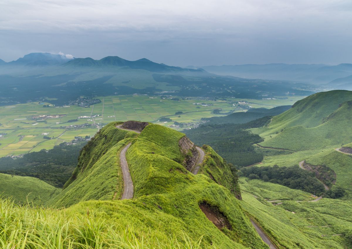 Chemin de randonnée sinueux sur les hauteurs du Japon
