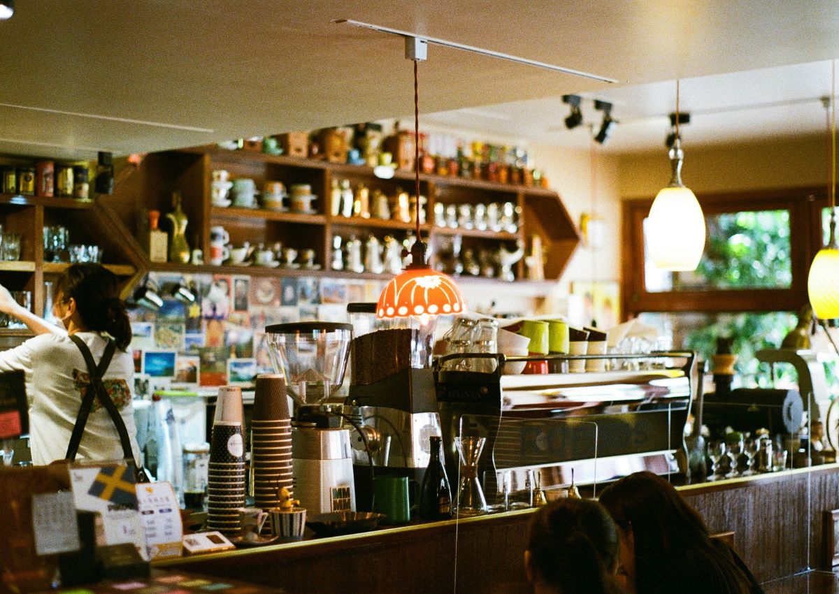 Intérieur paisible d’un kissaten japonais à la lumière tamisée