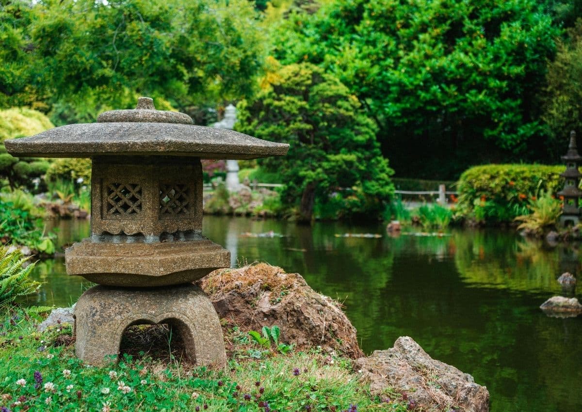 Lanterne de pierre dans un jardin japonais verdoyant, Japon