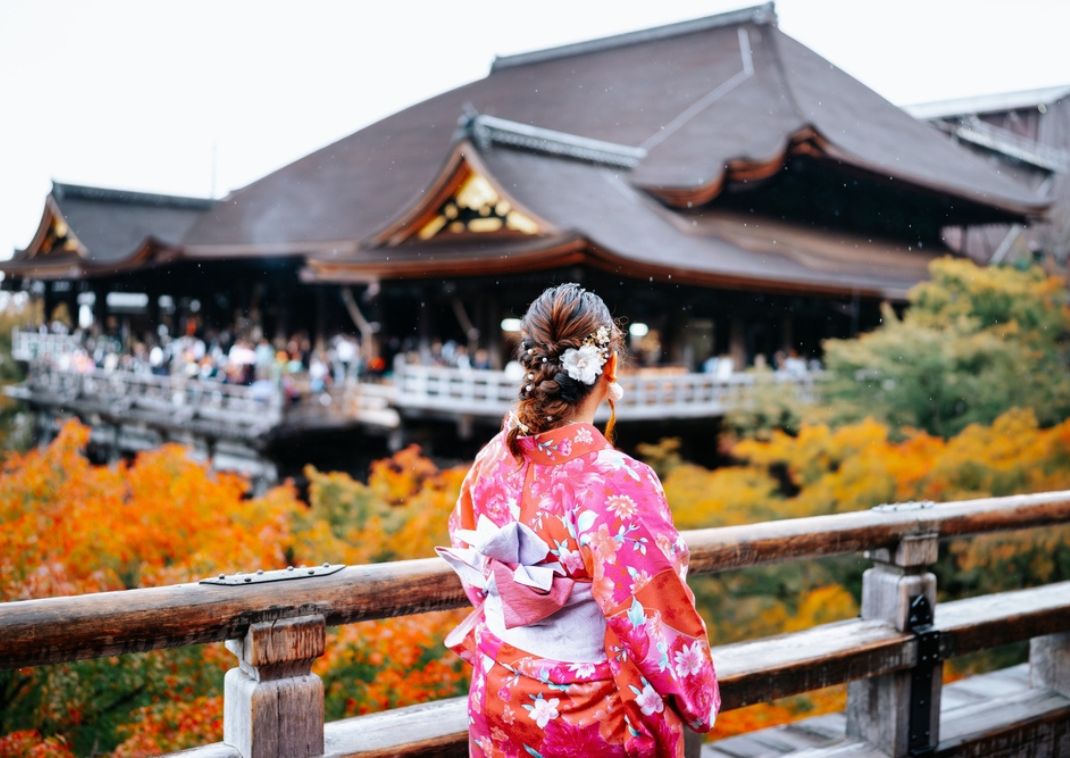 Femme en kimono au temple Kiyomizu-dera en automne, Kyoto