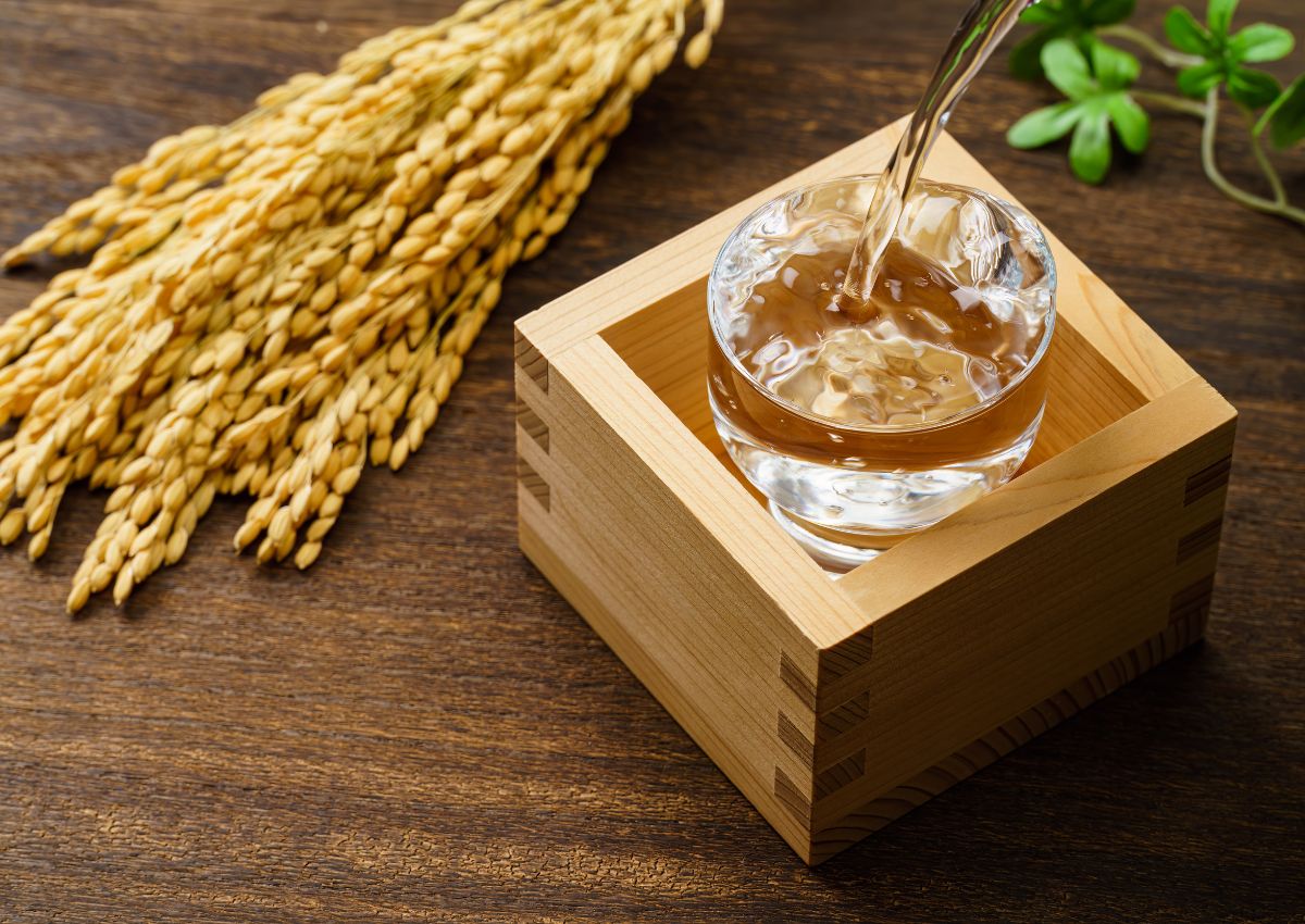 Saké japonais servi dans un masu en bois