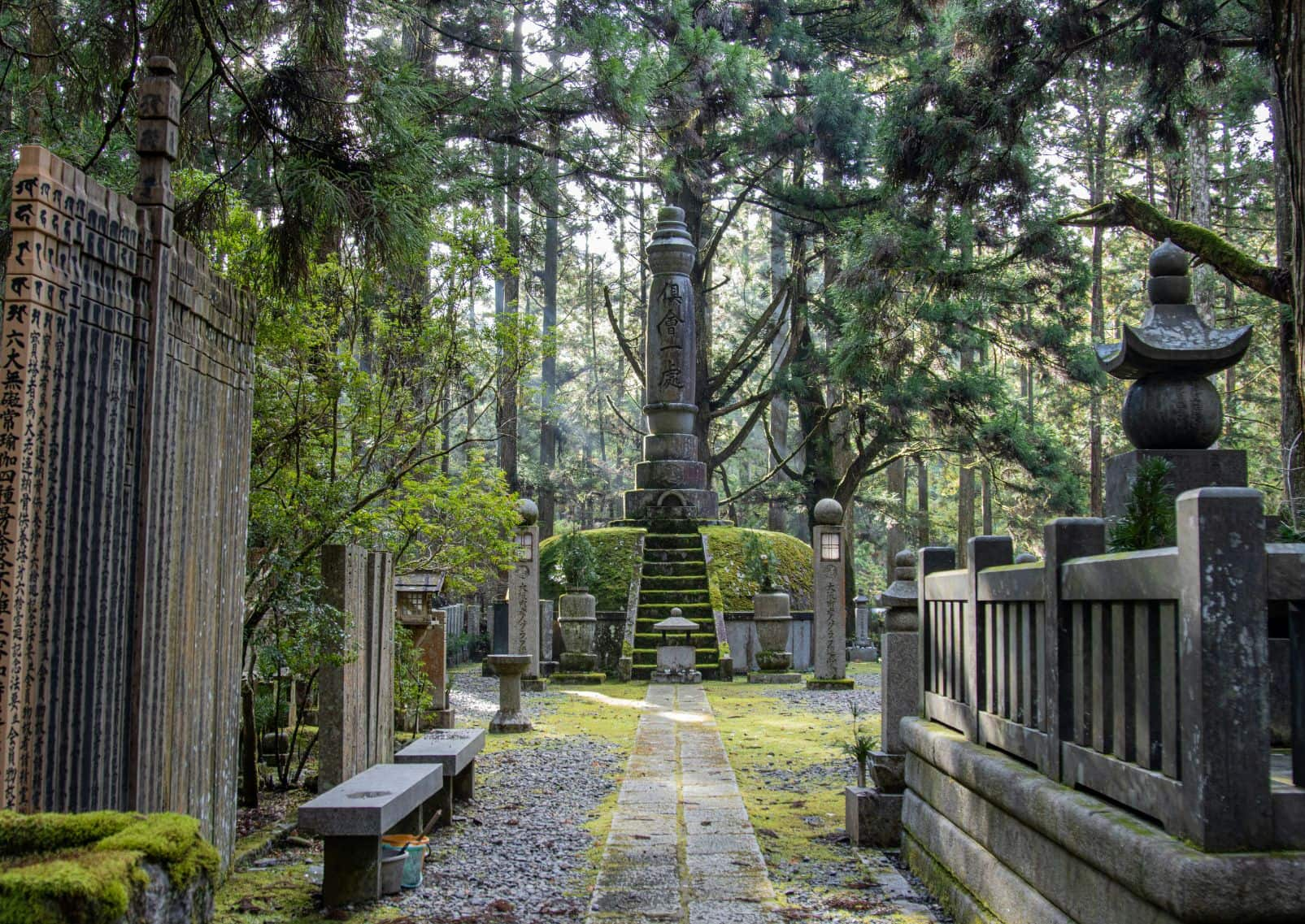 Cimetière sur le mont Koya, Japon 