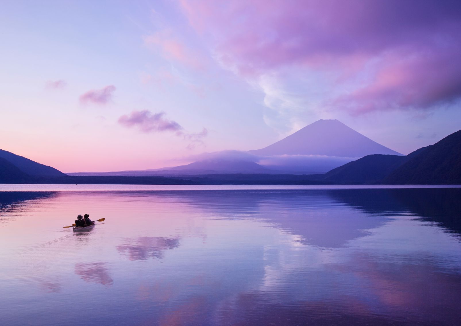 Reflet du mont Fuji sur le lac Motosu au petit matin