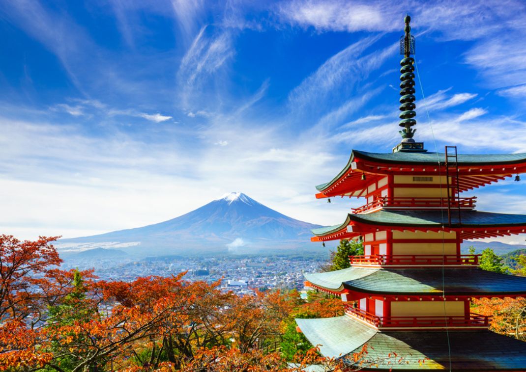 Mont-Fuji-et-pagode-rouge-en-automne-à-Fujiyoshida