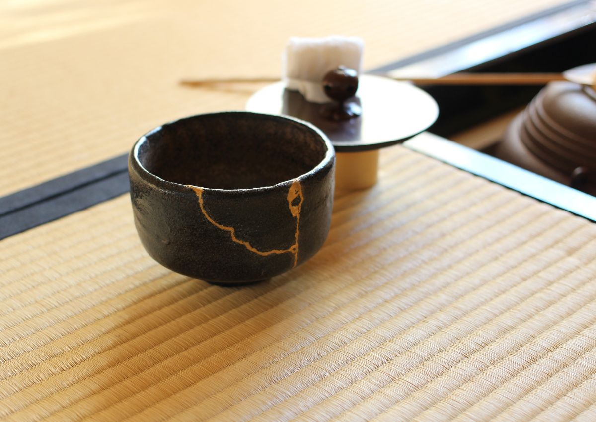 Bol de thé japonais en Kintsugi sur un sol en tatami