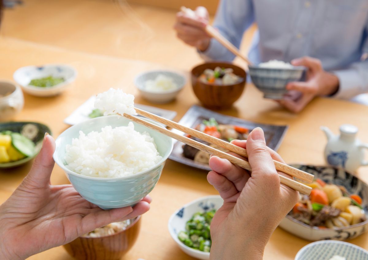 Japonais tenant un bol de riz cuit à la vapeur