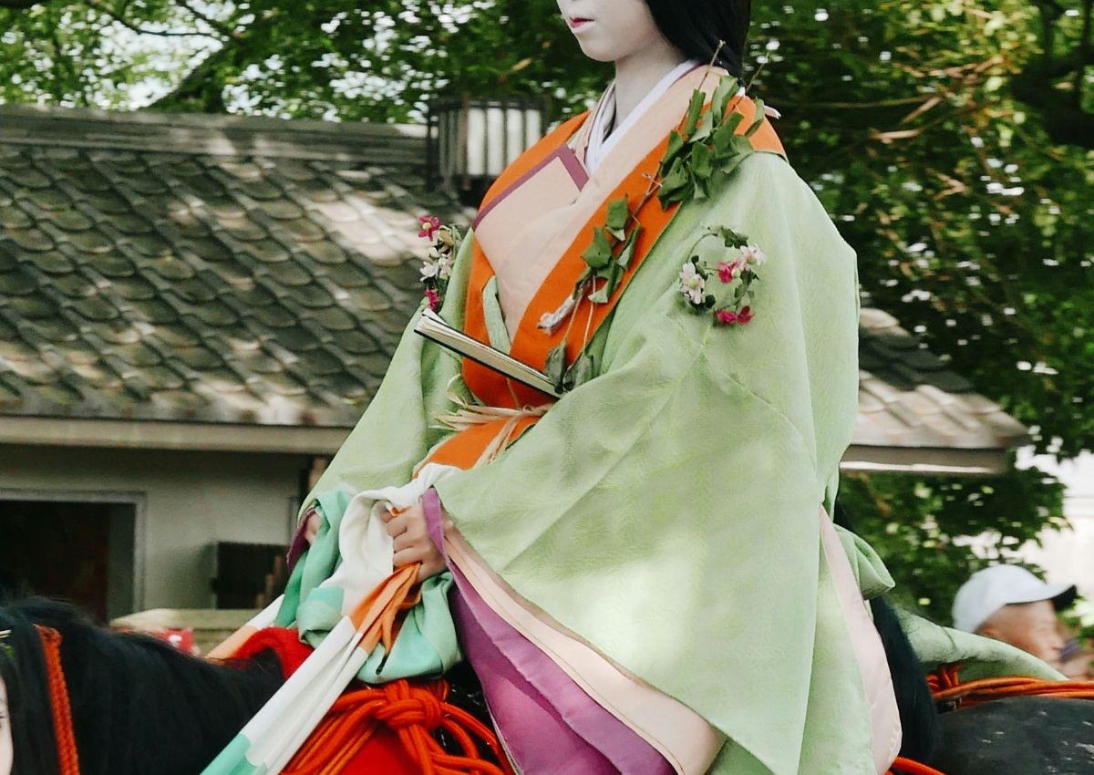 Femme en kimono de style Heian à cheval lors d’un festival, Japon