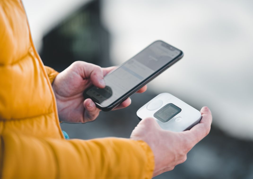 Homme utilisant le Wi-Fi à l'étranger