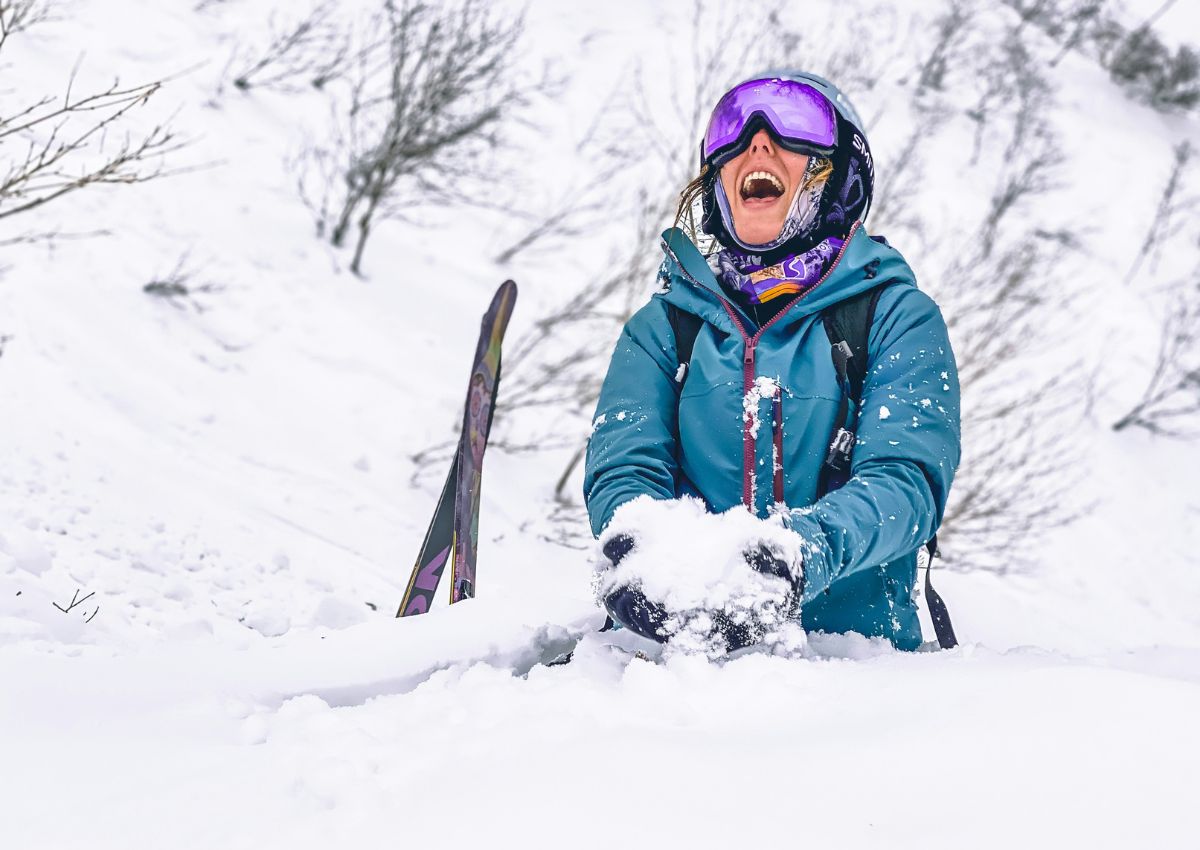 Femme qui joue dans la neige au Japon