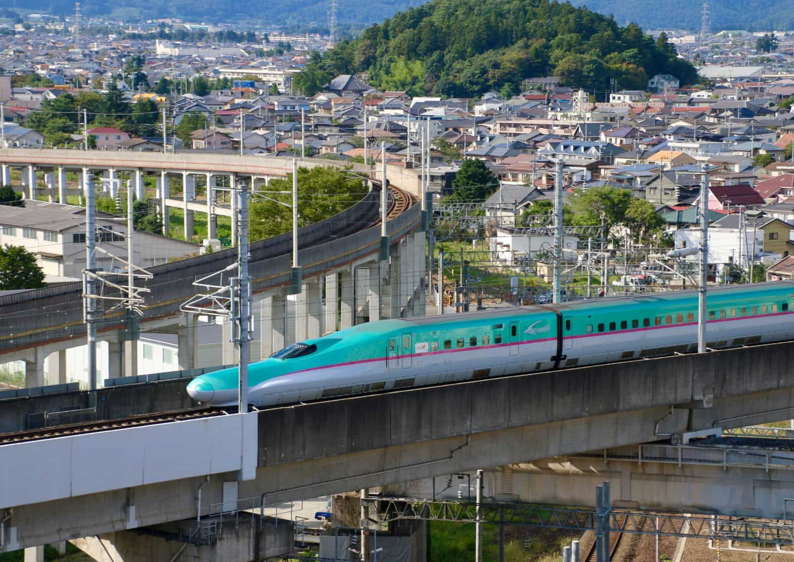  Le-Shinkansen-traversant-Tohoku-au-Japon