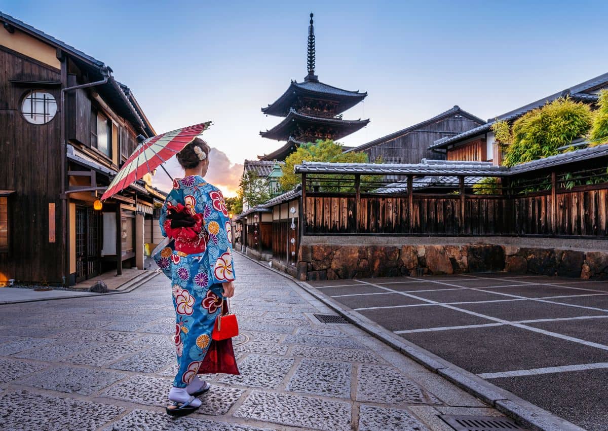 Jeune femme en kimono dans le quartier de Gion, Kyoto, Japon
