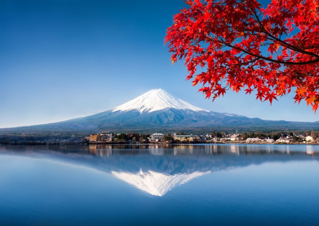 Le mont Fuji encadré par des érables rouges, automne au Japon