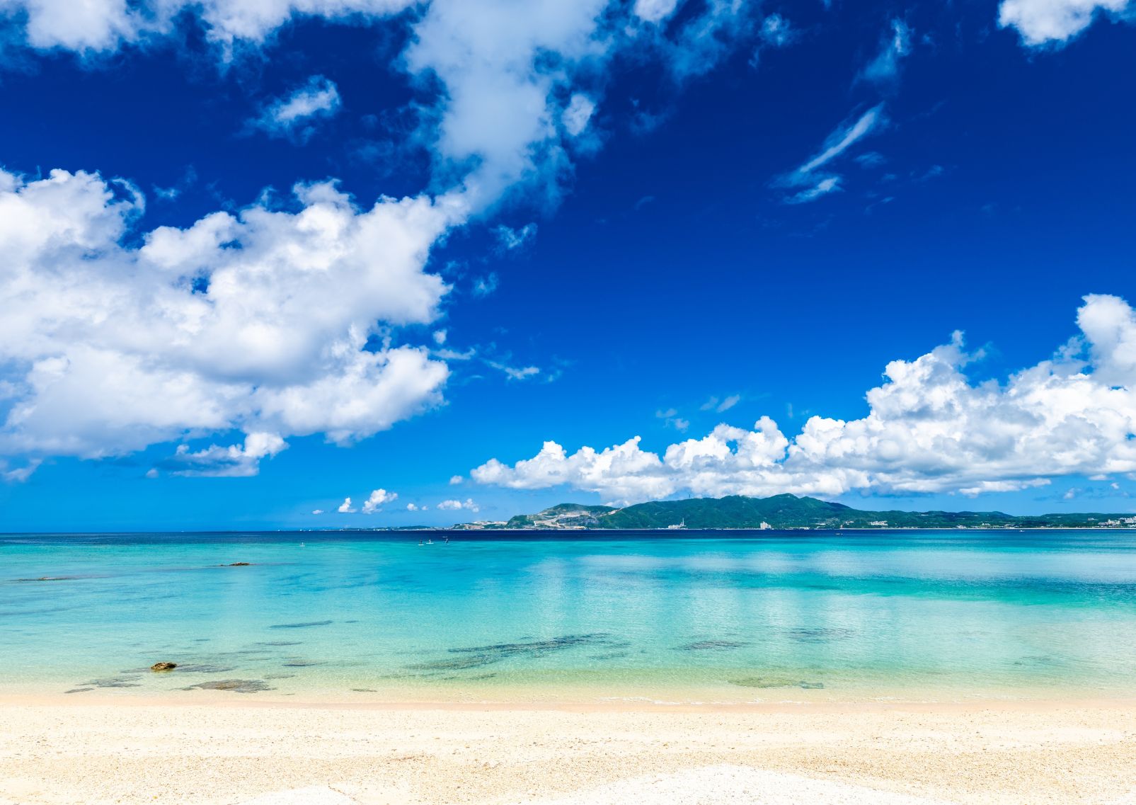 Plage de sable blanc, Okinawa, Japon