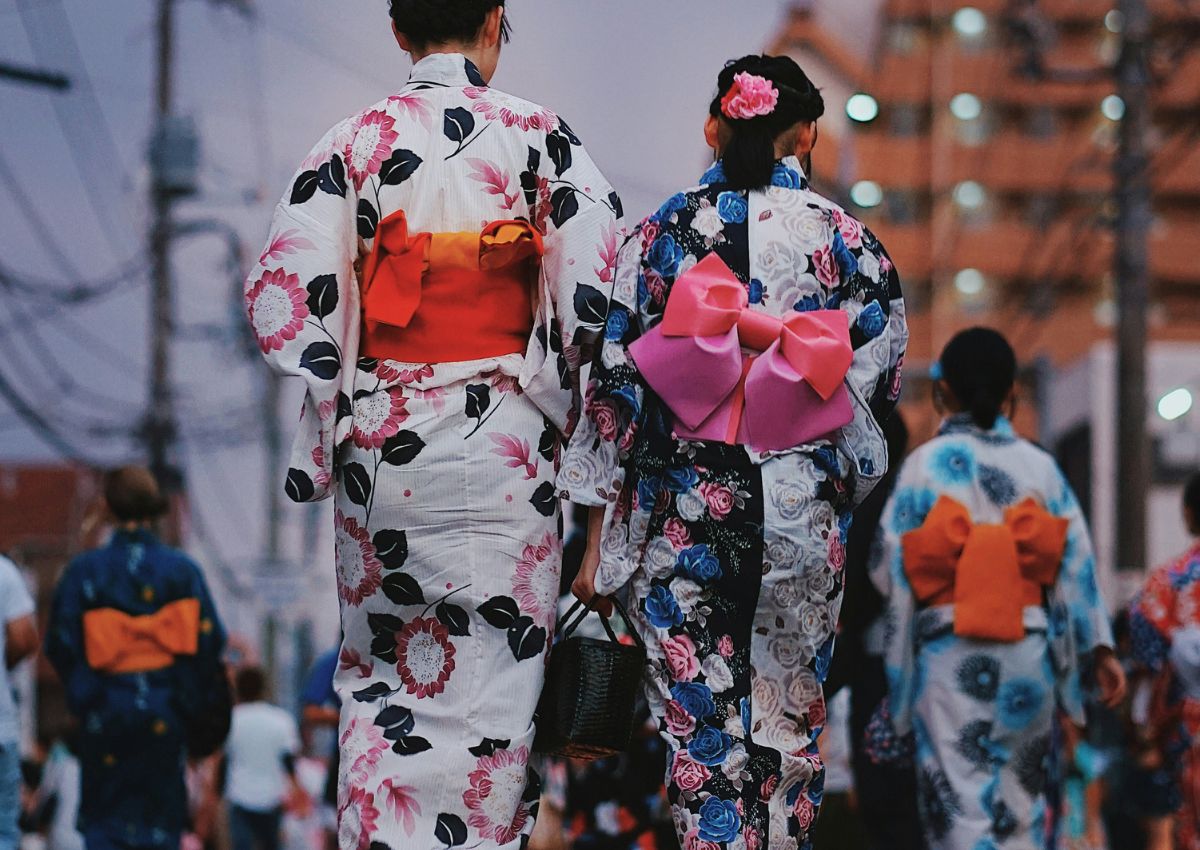 Jeunes femmes en <em>yukata</em> lors d’un festival d’été au Japon