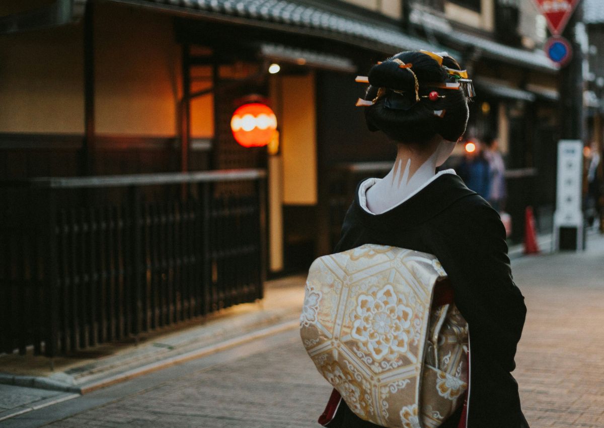 Geisha en kimono marchant dans les rues de Kyoto, Japon