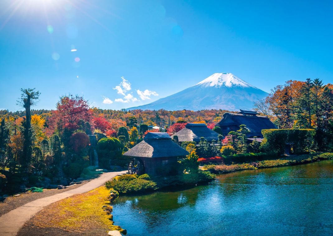 Le village ancien d’Oshino Hakkai avec vue sur le mont Fuji en automne