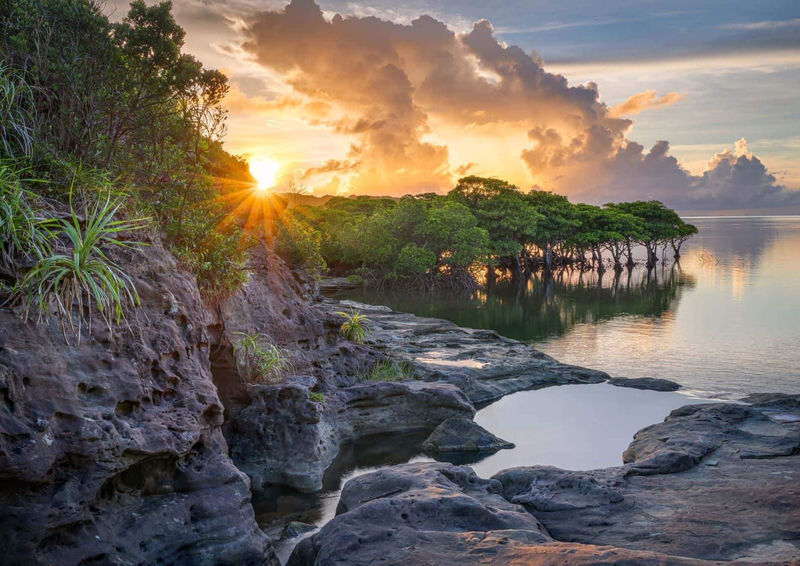 Vue côtière d’Iriomote au coucher du soleil, Okinawa, Japon