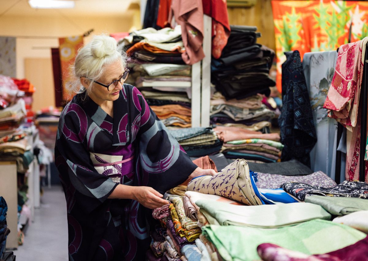 Femme en kimono faisant des achats dans une boutique de kimonos vintage