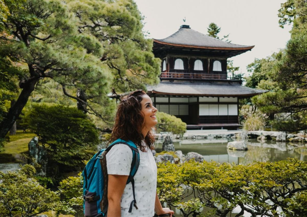 Voyageuse au temple Ginkaku-ji, Kyoto, Japon