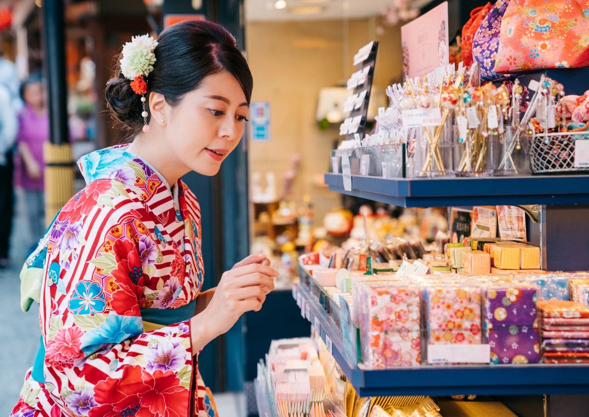 Jeune femme choisissant des accessoires de kimono