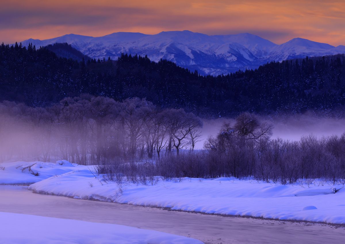 Paysage hivernal à la tombée du jour à Iwate, Japon
