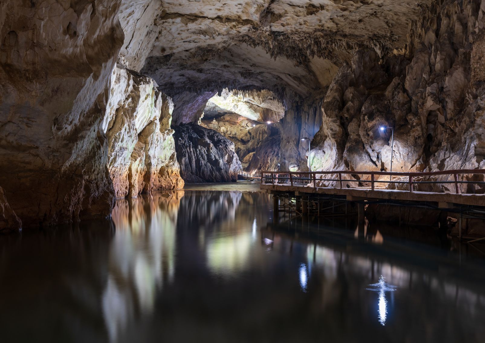 Grotte d’Akiyoshido dans le parc quasi national d’Akiyoshidai, Yamaguchi, Japon