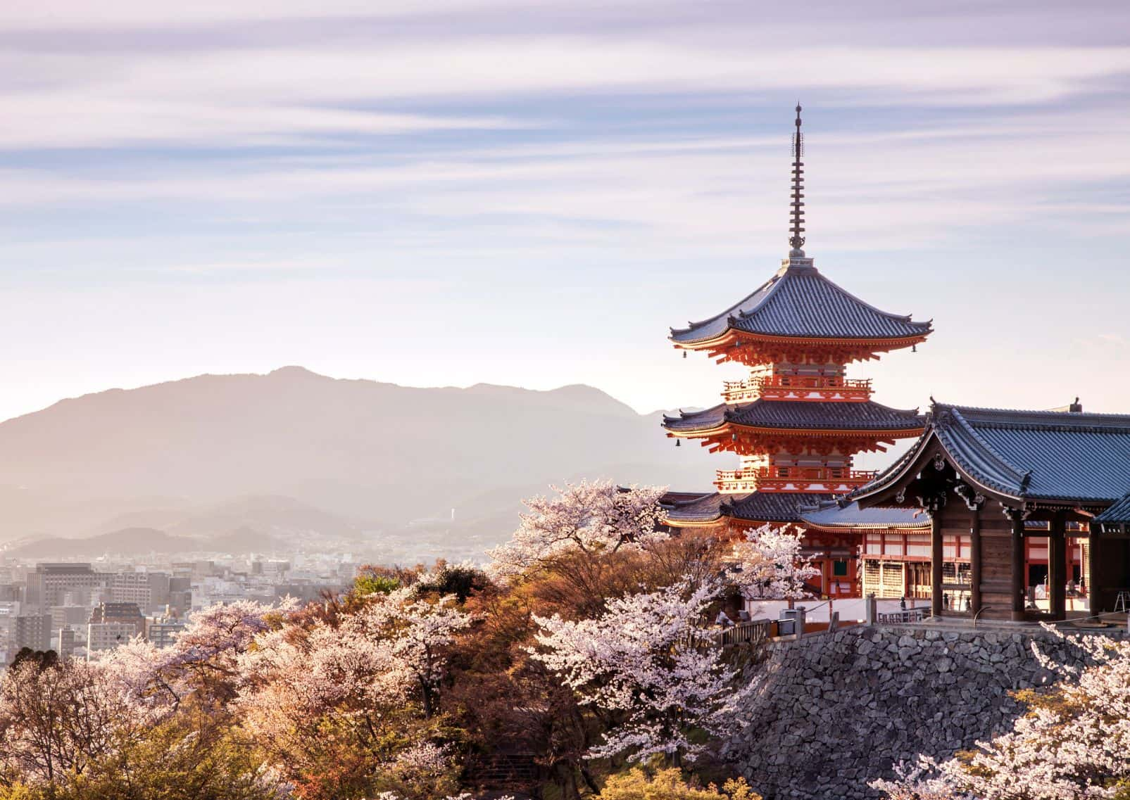 Temple-Kiyomizu-à-la-saison-des-cerisiers-avec-vue-sur-Kyoto-Japon