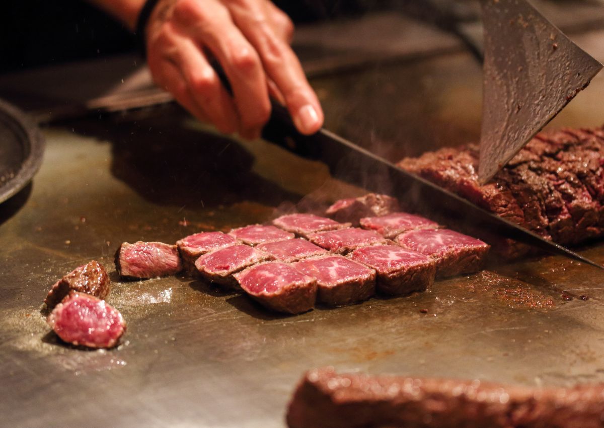 Bœuf de Kobe en train d’être découpé par un chef, Japon
