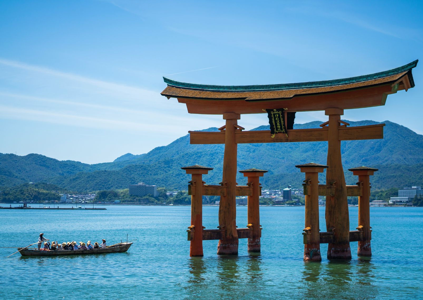 Groupe sur un bateau près du torii flottant de Miyajima, Japon