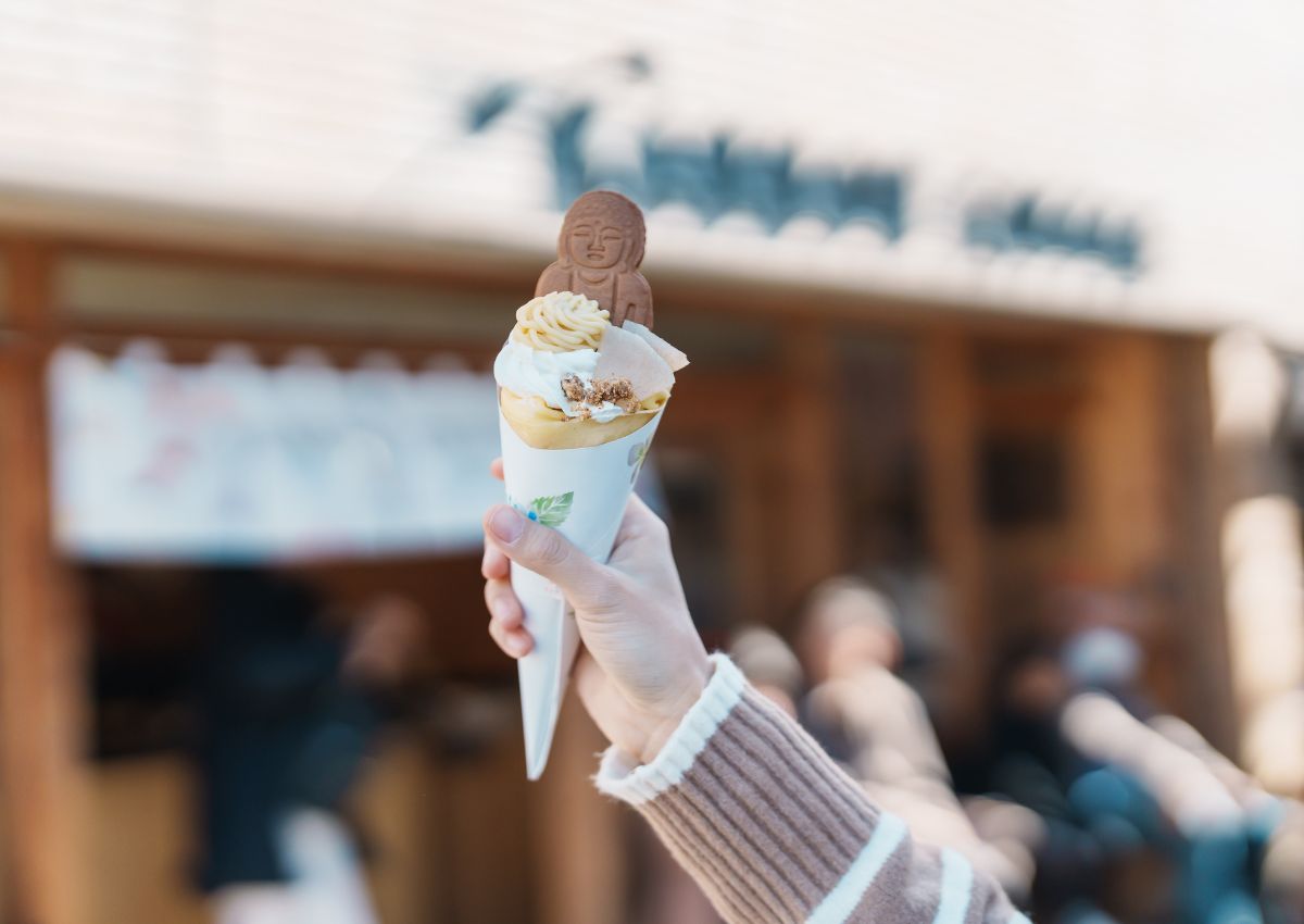 Crêpe roulée et garnie, surplombée d’un biscuit en forme de Grand Bouddha à Kamakura