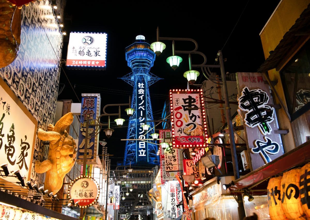 Quartier rétro de Shinsekai de nuit, Osaka, Japon
