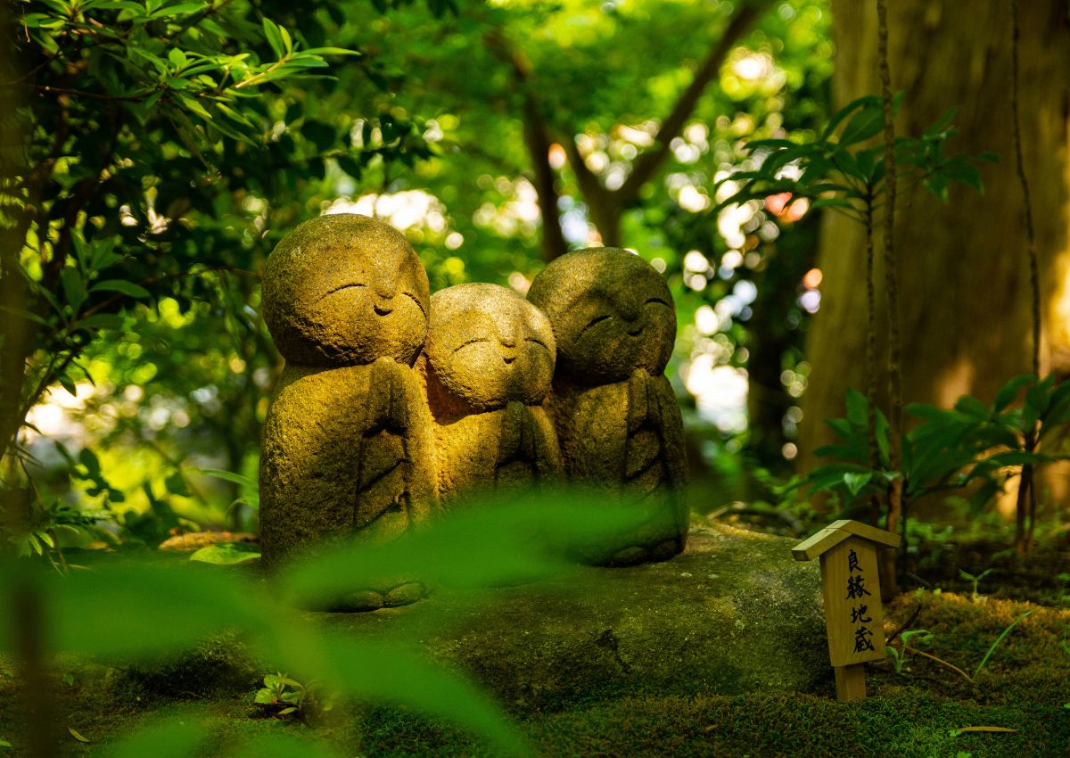 Statues de Jizo souriantes dans le jardin du temple Hase-dera, Kamakura