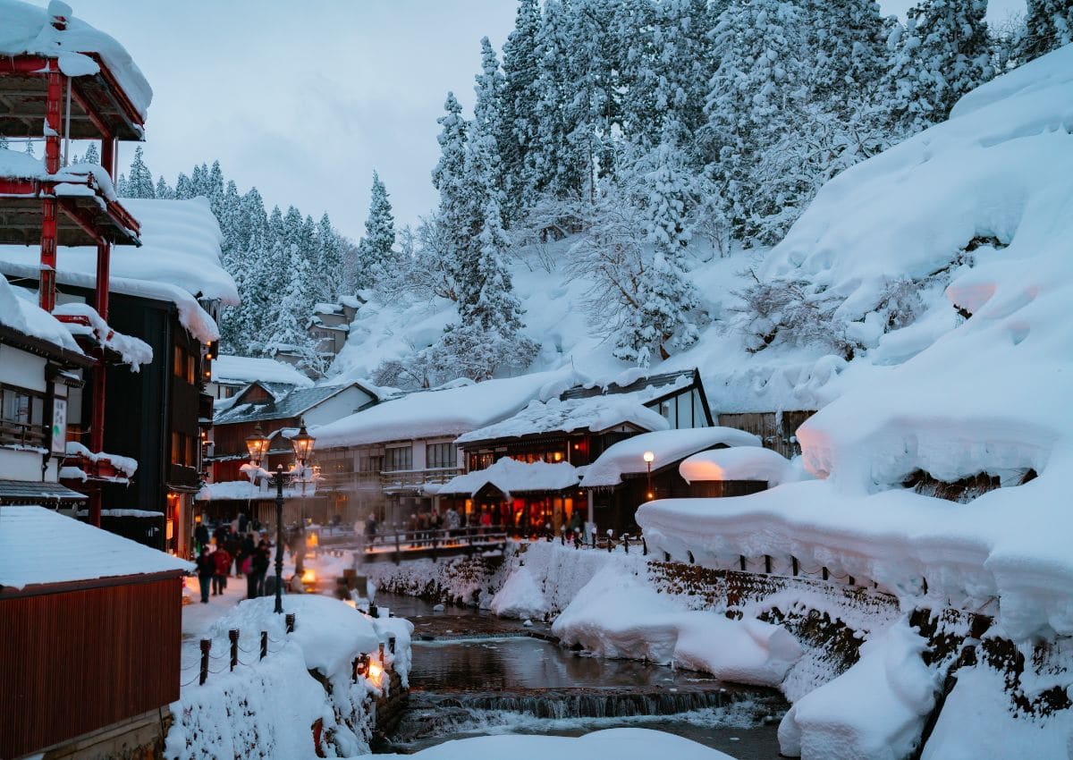 Tombée de la nuit sur les sources chaudes de Ginzan Onsen, préfecture de Yamagata, Japon