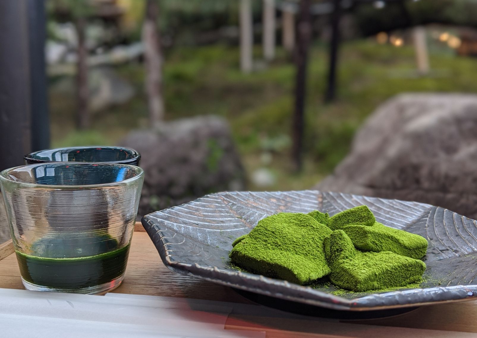 Matcha-japonais-d-uji-accompagné-de-warabimochis-à-Uji-Japon