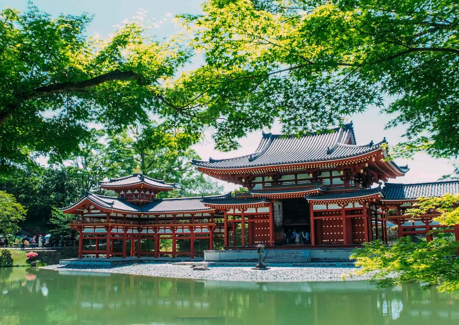  Le-temple-Byodo-in-à-Uji-Kyoto-se-reflète-dans-l-eau