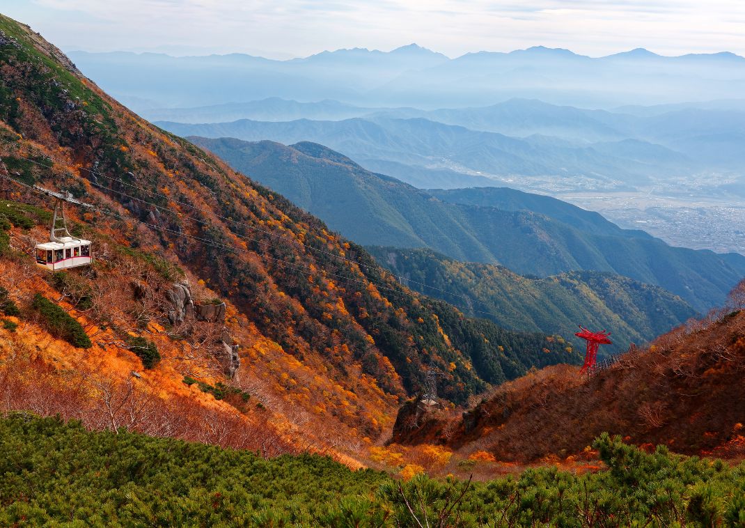 Le téléphérique survolant les forêts d’automne jusqu’au cirque Senjojiki, Japon