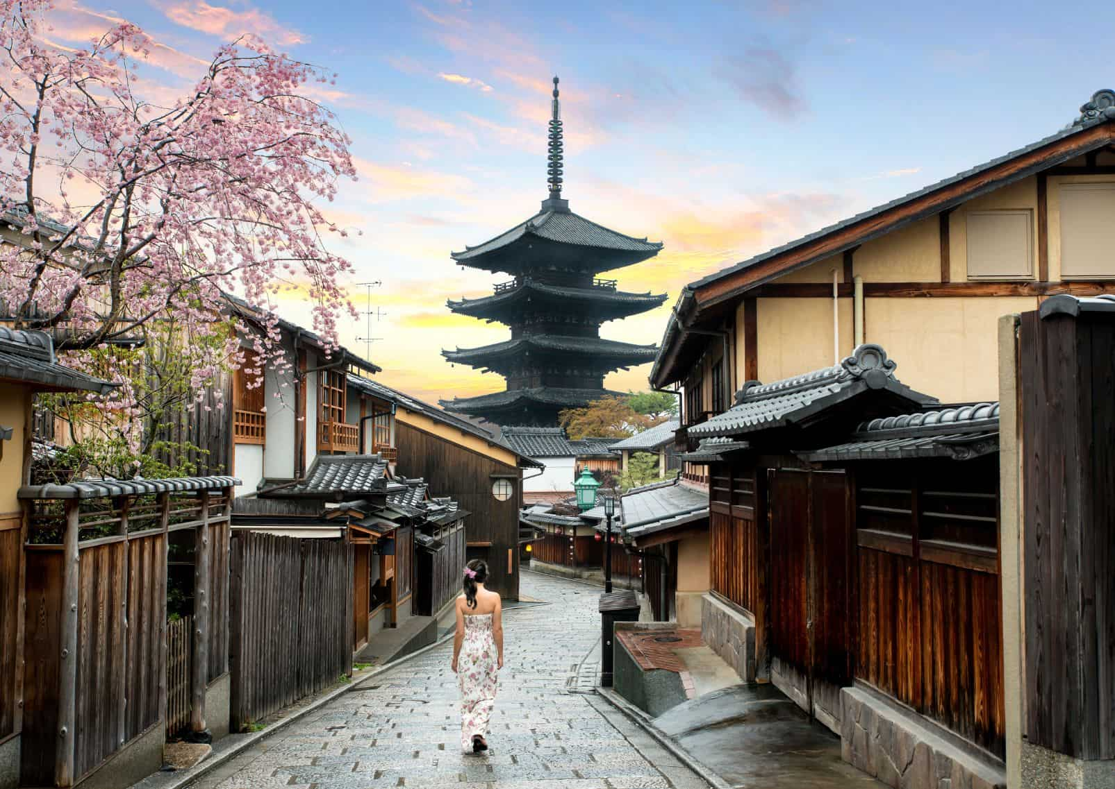 Femme-marchant-tôt-le-matin-vers-la-Yasaka-à-Sannenzaka-Kyoto