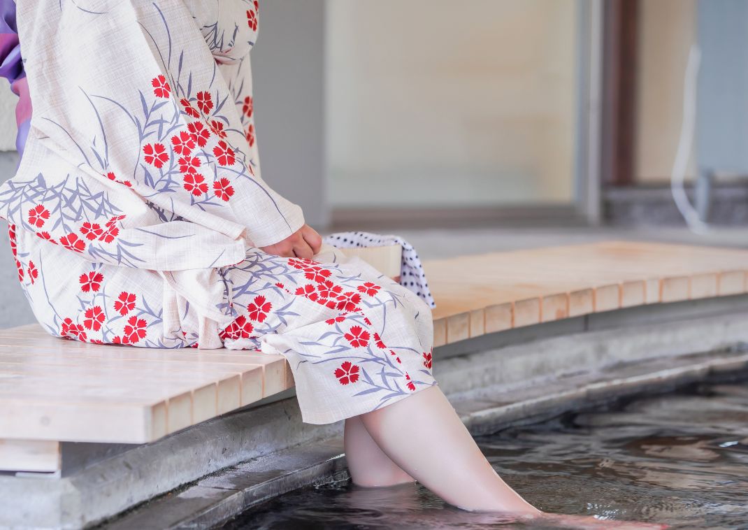 Femme en yukata profitant d’un bain de pied au Japon