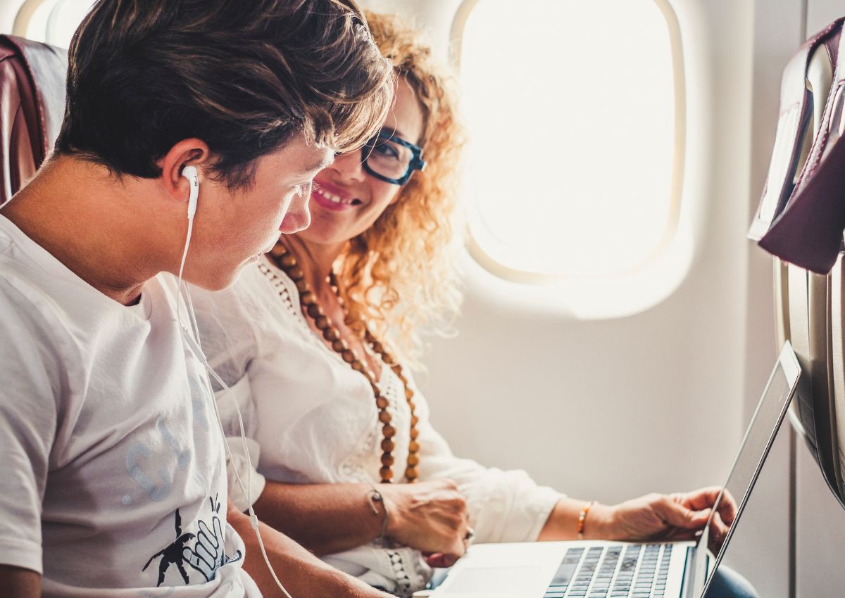Une mère et son fils à bord d’un avion
