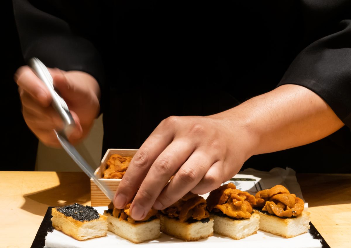Mains d’un chef préparant de la nourriture