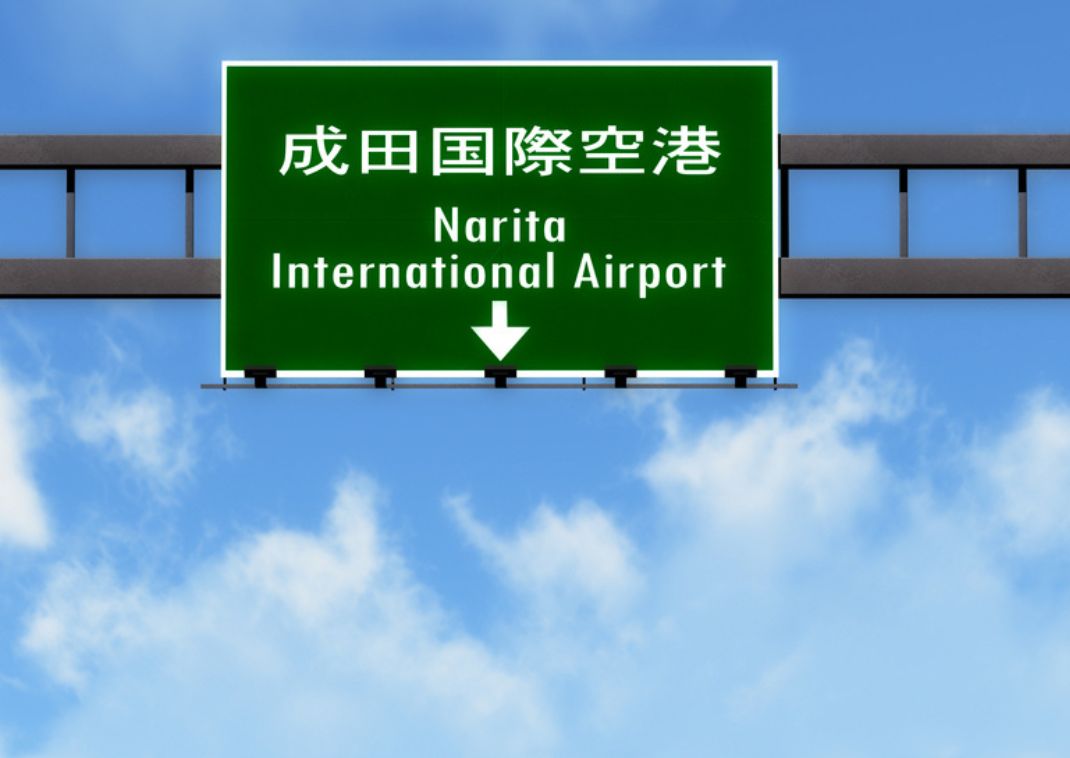 Décollage-d’un-avion-se-réfléchissant-sur-les-fenêtres-de-l'aéroport-international-Narita