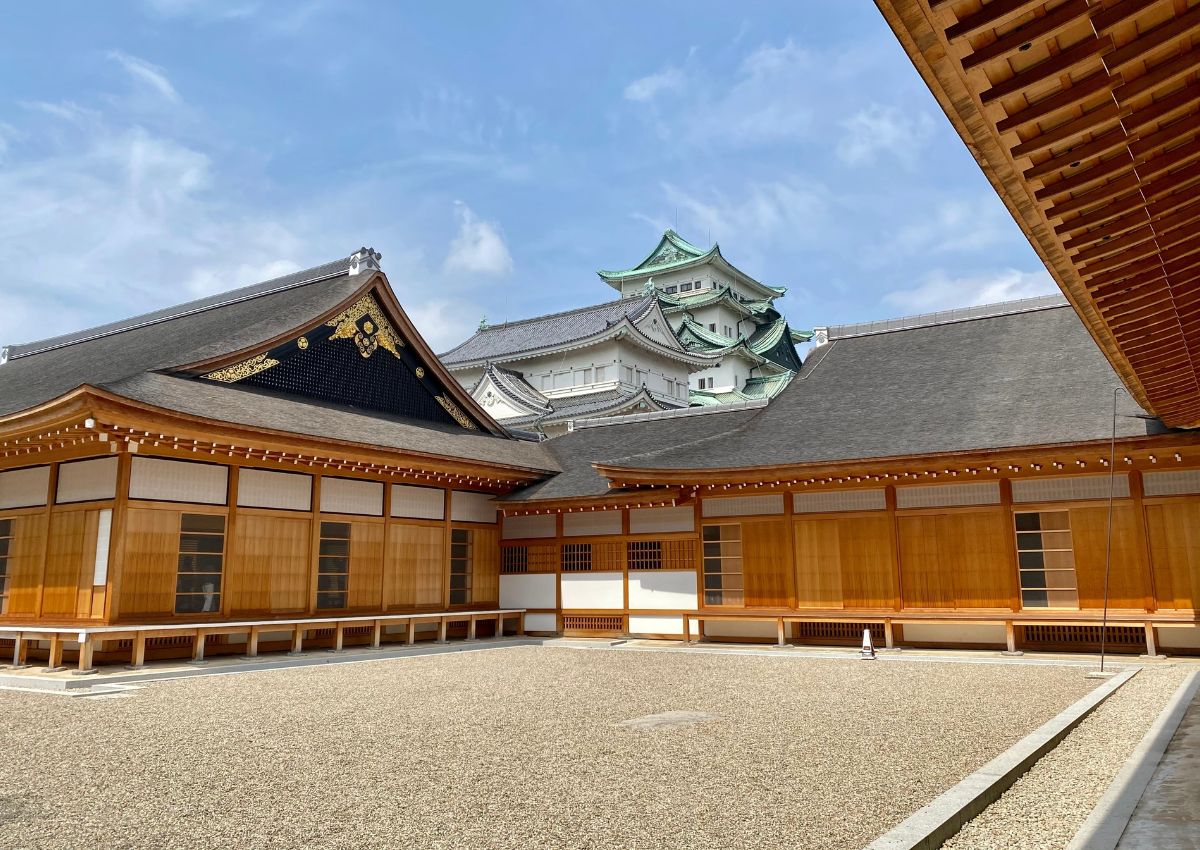 Le château de Nagoya derrière un bâtiment en bois, Japon
