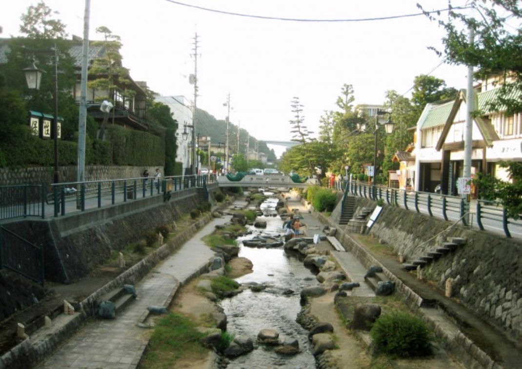 Rivière Tamayu traversant le centre de Tamatsukuri Onsen