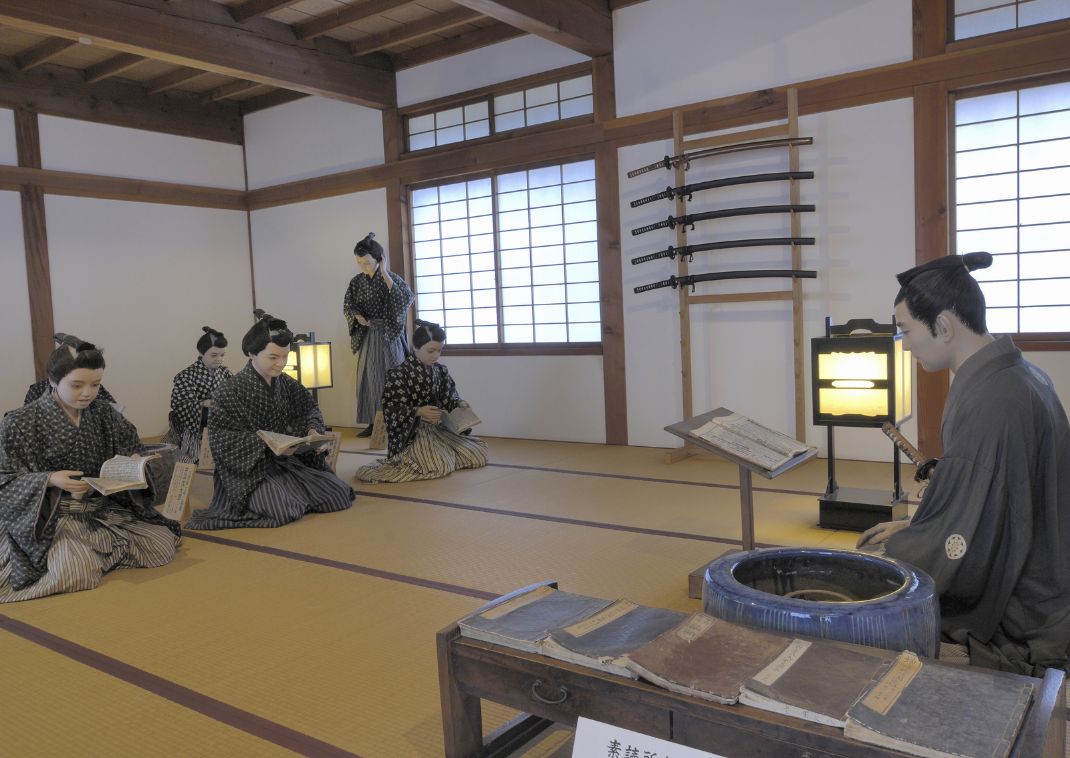 Établissements d’enseignement supérieur à Aizu ornés de statues de samouraïs