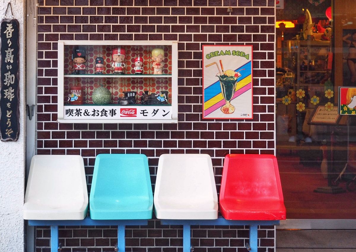 Petit café rétro dans une rue japonaise