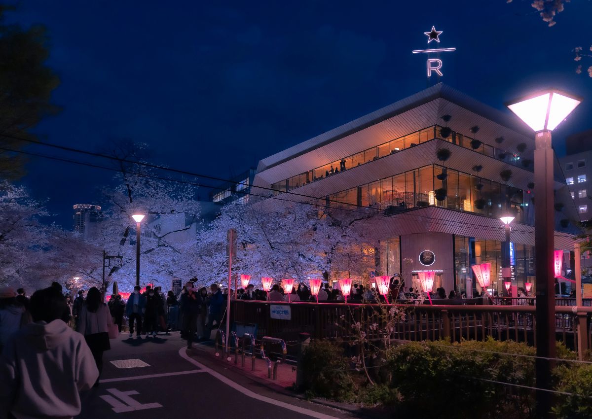 Extérieur du Starbucks Reserve Roastery au printemps, Nakameguro, Tokyo, Japon