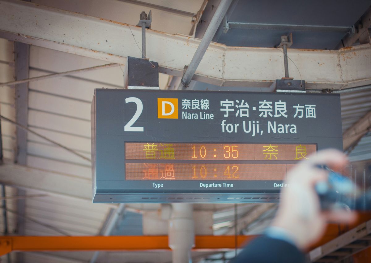 Panneau de gare japonaise comportant des inscriptions en kanji