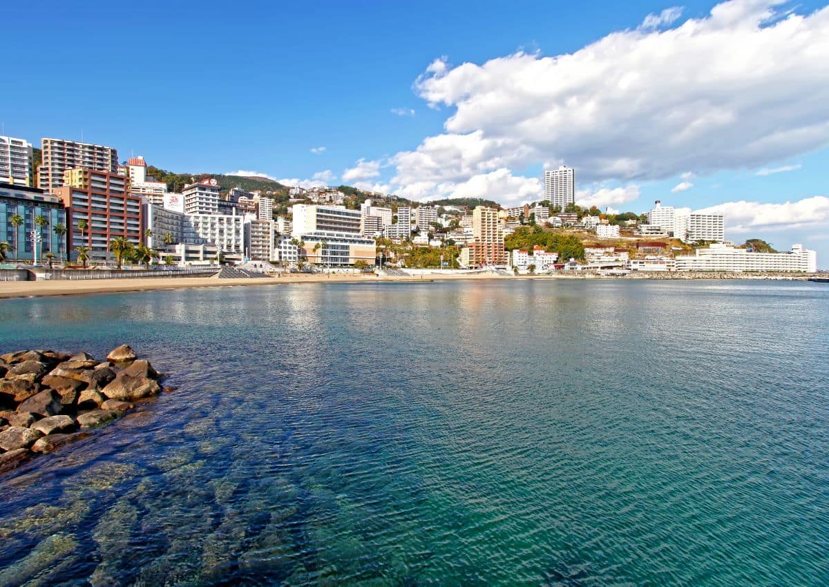 Plage d’Atami et vue sur les montagnes