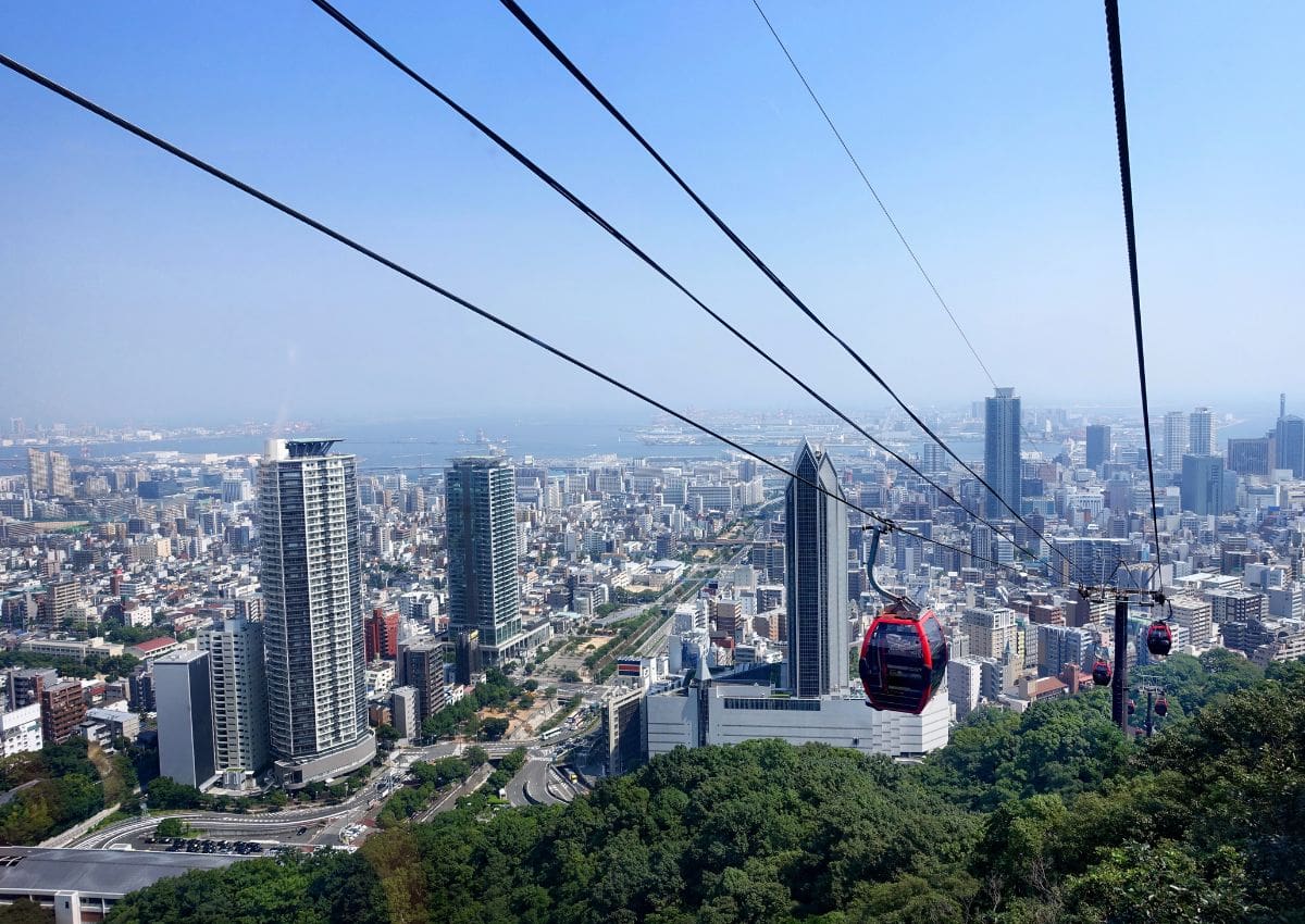 Vue sur la ville de Kobe depuis le téléphérique de Shin-Kobe et les jardins de Nunobiki