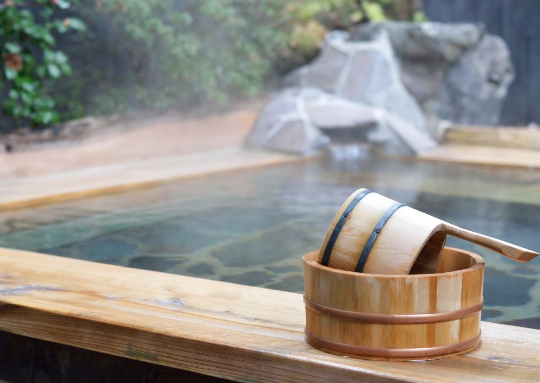 Objets en bois traditionnels pour le bain au Japon
